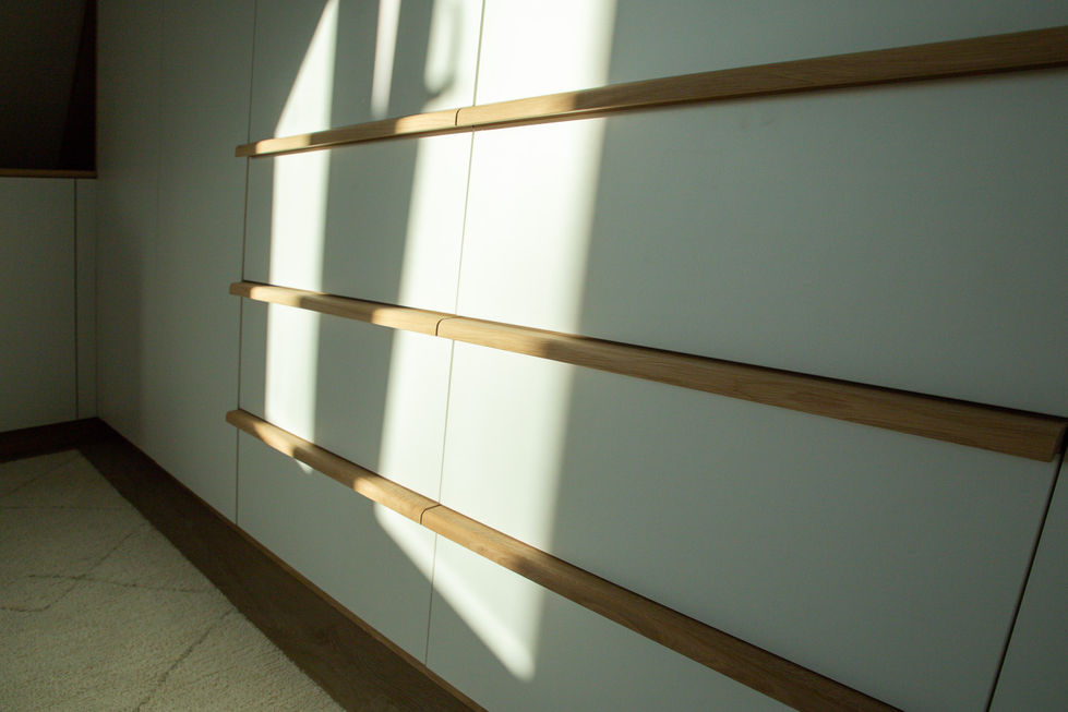 Eikenhouten grepen laten maken speciaal voor dit meubels op maat