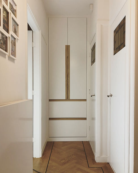 witte garderobe kast in de hal van een jaren 30 huis