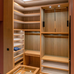 eikenhouten inloopkast op maat met ledverlichting en lade voor siraden.