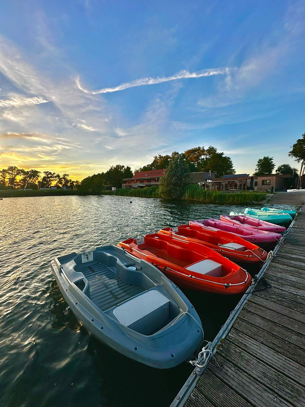 bateau centre aan de plas
 au coucher du soleil.