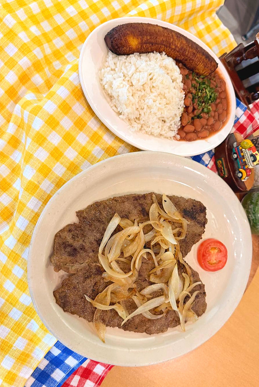 CHURRASCO DE RES ENCEBOLLADO image