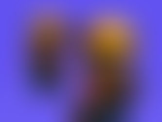 Raton qui est curieux et qui regarde son téléphone