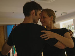Due ballerini di tango che ballano con abiti informali.