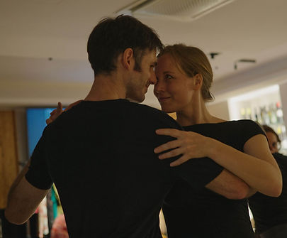 Juri e Cami in abbraccio di tango
