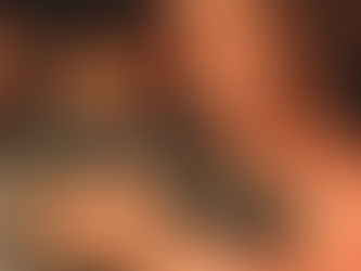 Ragazza che balla in abbraccio stretto in una milonga affollata di Buenos Aires.