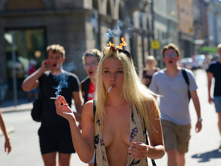 Nykyään röökiaskitkin ovat kassoilla piilossa: wanhoissa tupakan mainosjulisteissa myytiin tupakkaa härskisti - suloja ei piiloteltu! 