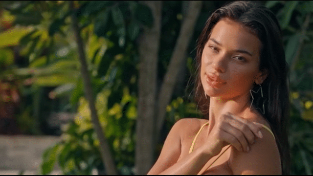 ... jatkuu: Eva Blume jättää yläosansa narikkaan!