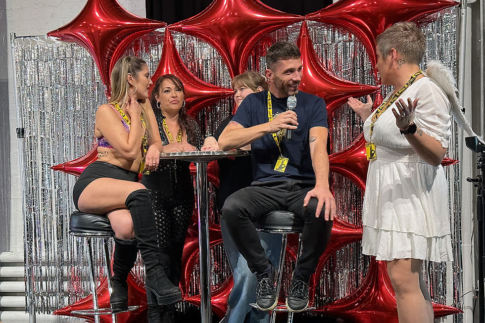 Kuvia Kaapelitehtaalla 26.10.2025 pidetyistä sEXHIBITION 2025 -messuilta | EGORAZZI