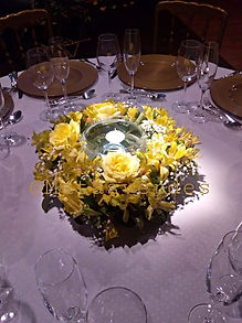 Arranjo floral com vela Rosas e Astromel