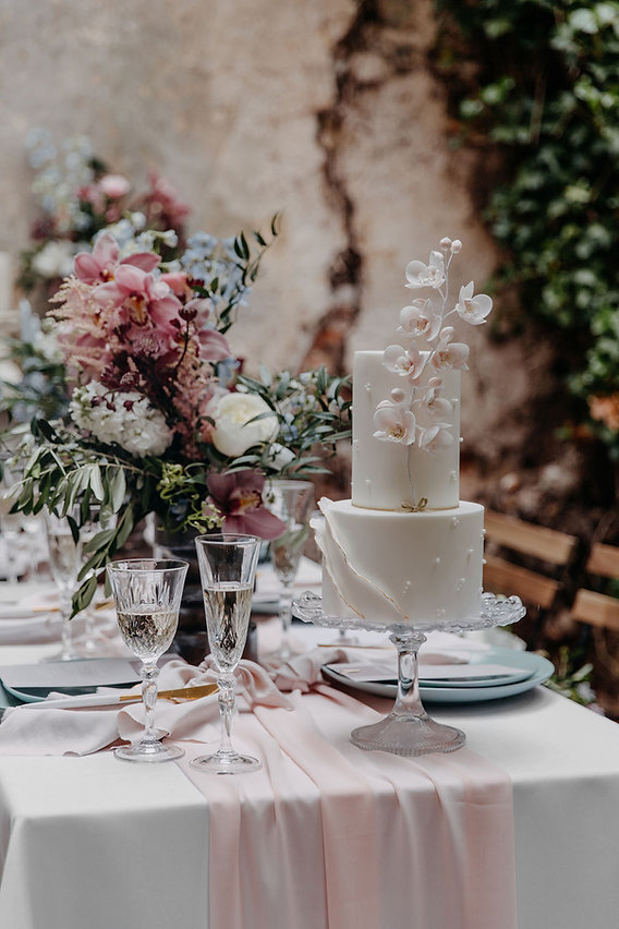 Elegant_wedding_cake.jpeg
