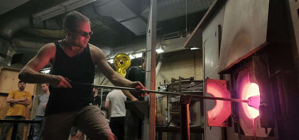 Soufflage d’un vase à Espace VERRE