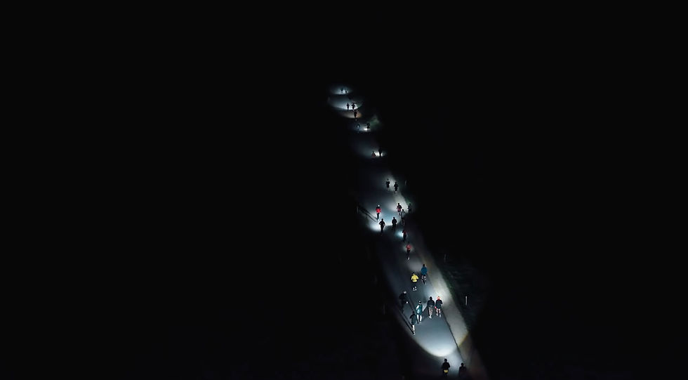 Coureurs dans la nuit avec des lampes frontales