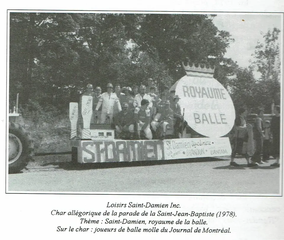 Photo d'époque avec des gens sur un char allégorique.