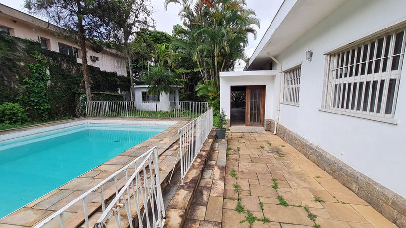 Piscina e acesso de casa térrea à venda no Brooklin Paulista, São Paulo