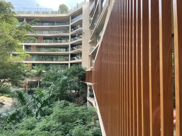 Cortina verde da fachada do Fasano Residence Cidade Jardim