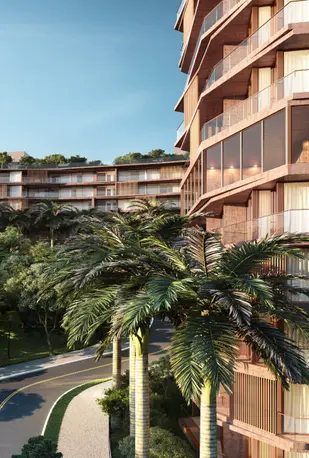 Fachada com cortina verde e alameda interna com palmeiras no Fasano Residence Cidade Jardim