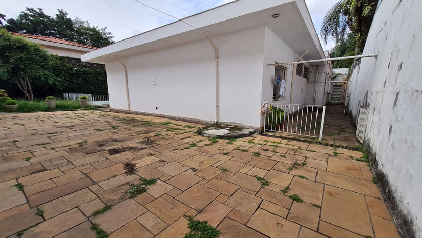 Espaço externo entre casa, edícula e piscina no Brooklin Paulista, São Paulo