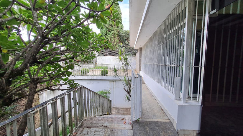 Fachada de casa térrea com escada de mármore e varanda no Brooklin Paulista, São Paulo
