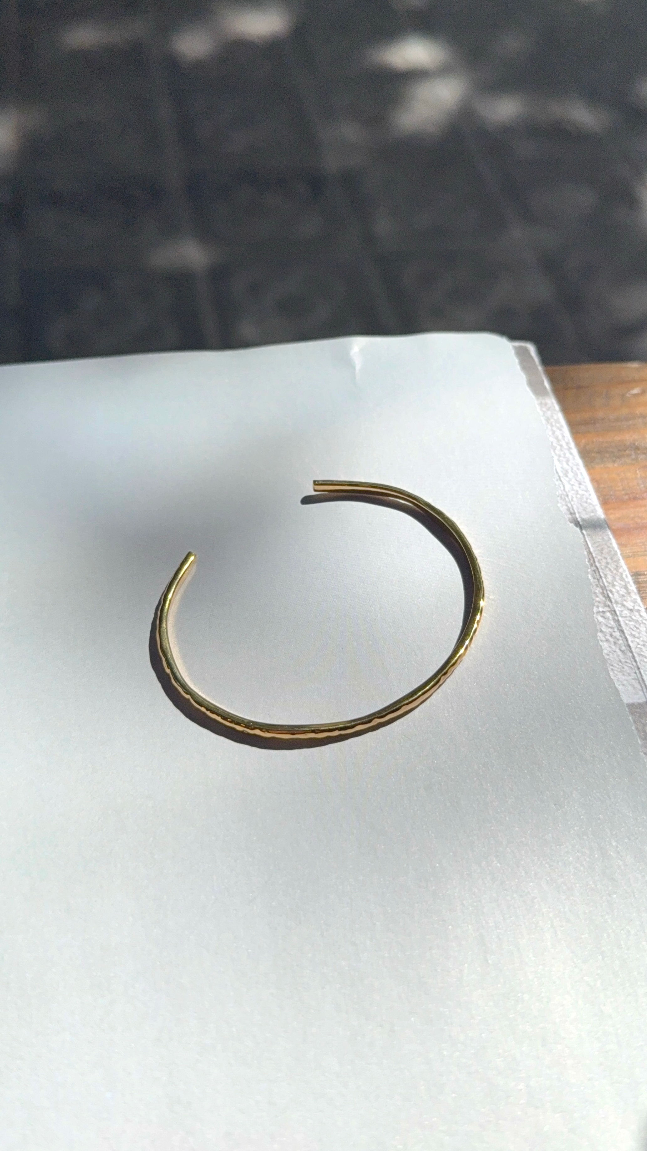 Brazalete basic acabado irregular 