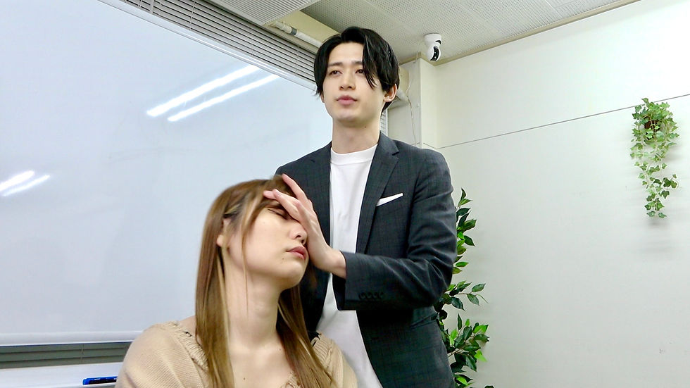 催眠術のセミナーをする講師