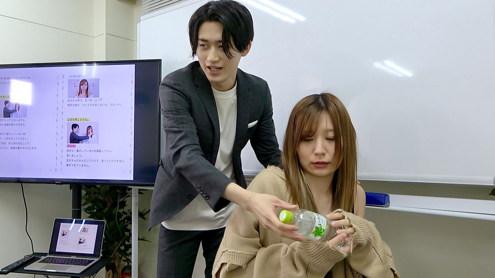 催眠術のかけ方を教える講師