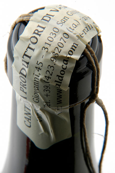 Bottiglia di vino Colfondo fotografata in still life su fondo bianco – Studio Bozzini Milano, fotografia professionale per cantine e brand di vino.