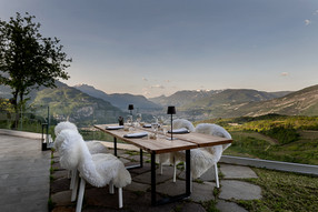 Fotografia di interni e architettura per Luxury Chalet Pinocchio a Brentonico (Trento). Vista panoramica e interior design contemporaneo realizzati da Studio Bozzini Milano.	
•	fotografo di interni Milano
	•	fotografo interni Trento
	•	fotografia architettura luxury
	•	fotografo hotel e resort
	•	fotografia interni chalet di lusso
	•	fotografo interior design Italia
	•	fotografia case vacanza e spa
	•	luxury interior photography
	•	fotografia architettura e paesaggio
	•	Studio Fotografico Bozzini Milano
