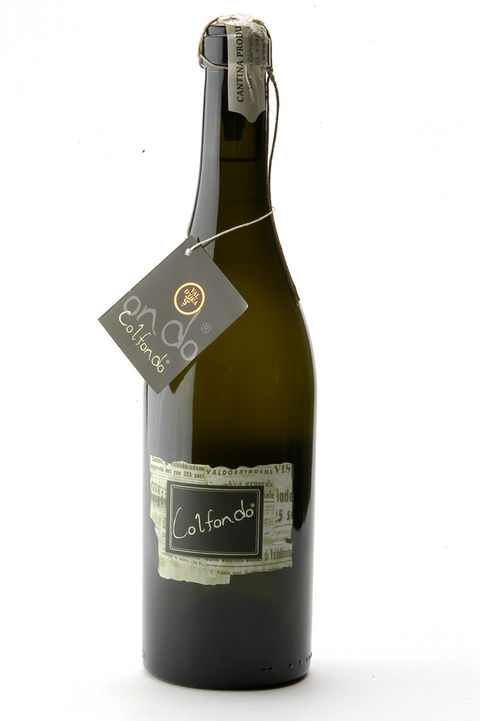 Bottiglia di vino Colfondo fotografata in still life su fondo bianco – Studio Bozzini Milano, fotografia professionale per cantine e brand di vino.