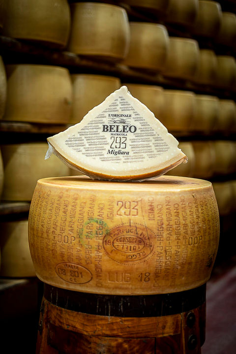 Forma di Parmigiano Reggiano di montagna fotografata presso Beleo Reggio Emilia per Conad – Studio Bozzini Milano, fotografia food industriale di filiera.
