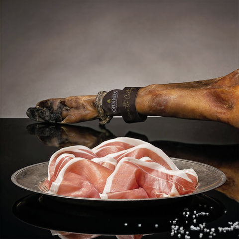 Prosciutto crudo Opus Nera Castagnolo fotografato in still life – Studio Bozzini Milano, fotografia food fine art per brand enogastronomici italiani.