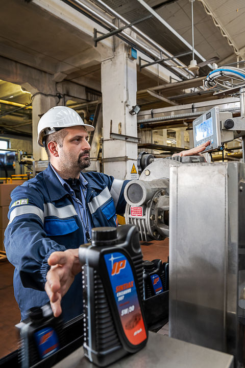 Operatore al lavoro nello stabilimento IP Savona – fotografia industriale di processo realizzata da Studio Bozzini Milano per comunicazione corporate.