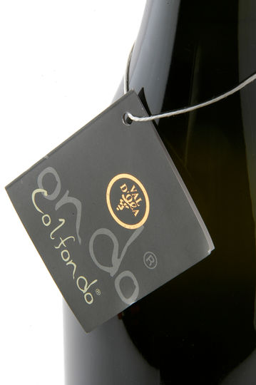 Bottiglia di vino Colfondo fotografata in still life su fondo bianco – Studio Bozzini Milano, fotografia professionale per cantine e brand di vino.