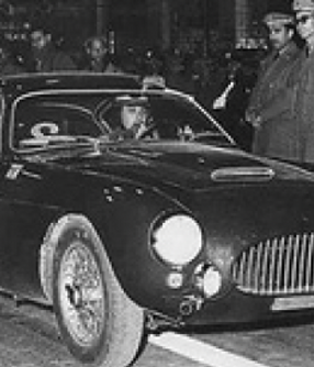 Atmosfera vintage: La rievocazione richiama l’epoca d’oro del motorsport con dettagli scenografici, abbigliamento d’epoca e un’attenzione particolare alla tradizione.