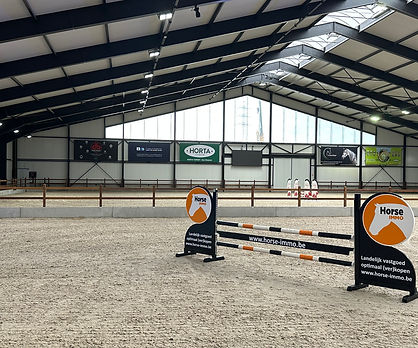 PISTE INTÉRIEURE D’EQUITATION LA PLUS GRANDE D’EUROPE