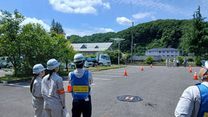学生向けインターンシップで、有資格社員がドローンの操縦を紹介している様子