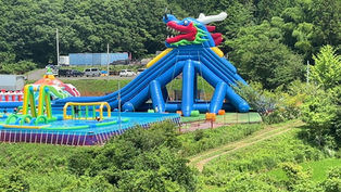 🐉 賑わうプールに、青空が映えます✨