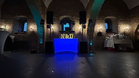 Aufbau mit zwei Movingheads auf Traverse und 4er Movinghead-Bar auf einer Hochzeit im Kloster Steinfeld.
