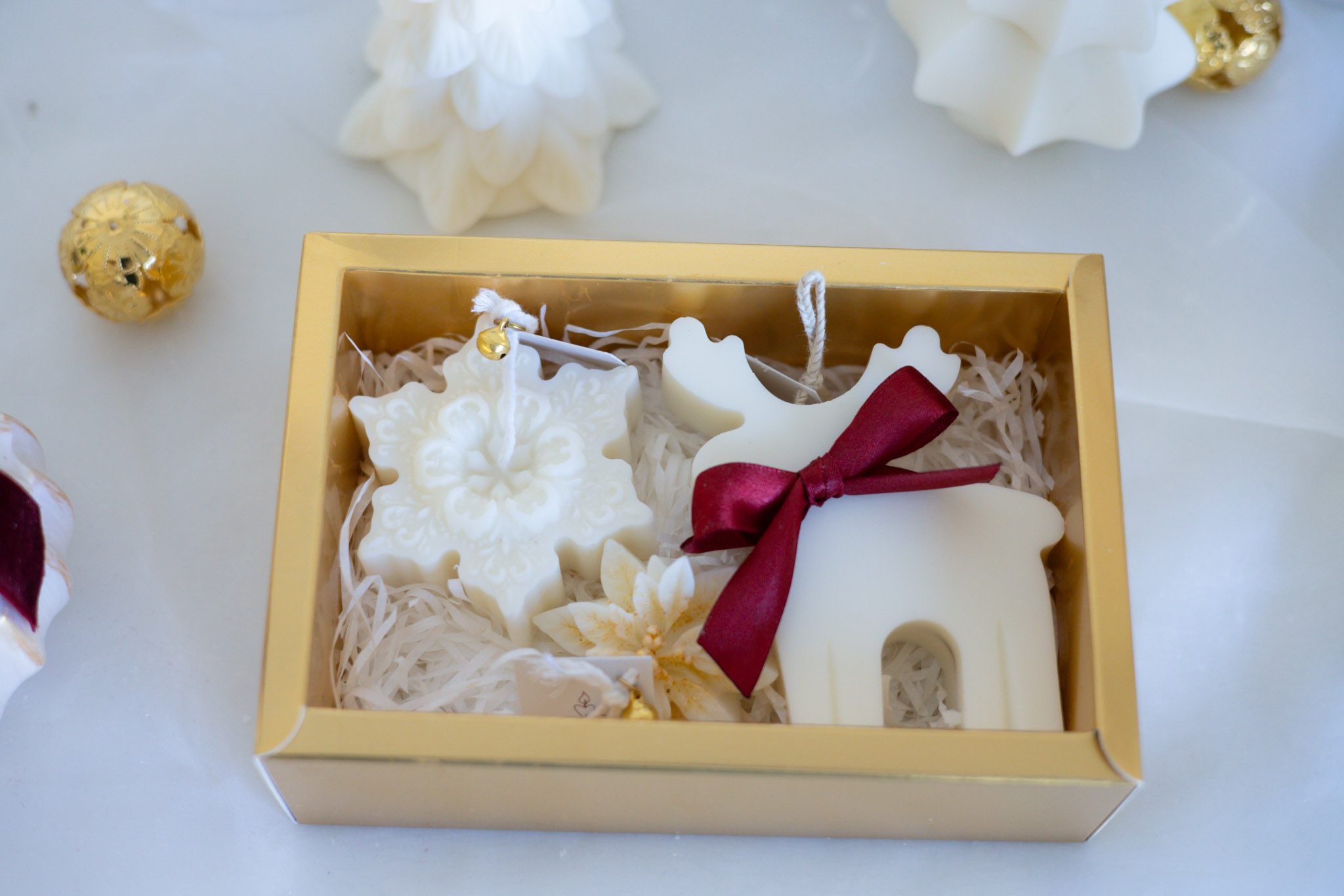Festliches Geschenkset: Kerzen-Trio mit Rentier, Schneestern & Blüte