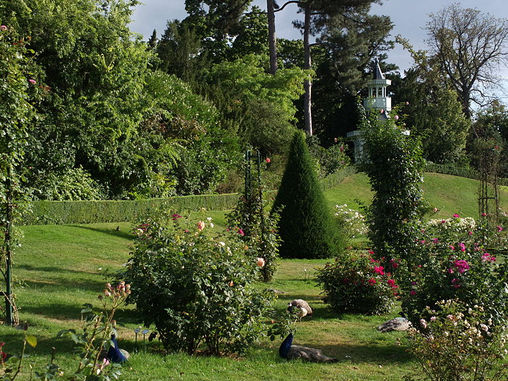 GARDEN SURROUNDINGS: Using Garden Structures Makes Exciting Gardens