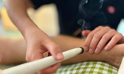 Moxibustion mit Beifusskraut- Praxis TCM Lian Rapperswil