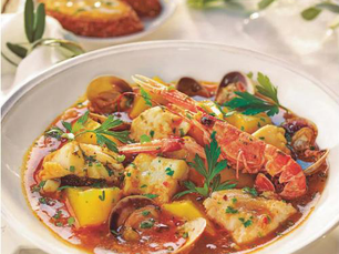 Casseruola di pesce e frutti di mare allo zafferano