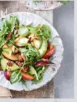 INSALATA DI PRUGNE, AVOCADO E GRANOLA