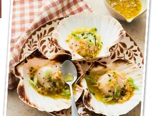 CAPESANTE IN CONCHIGLIA CON FRUTTO DELLA PASSIONE E CITRONELLA
