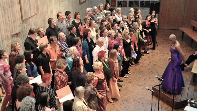 ​End Performance des Workshops-Chors in Kirchzarten. Über 60 Sänger und Sängerinnen haben unter der Leitung von Adrienne und Marco Morgan Hammond ein mitreißenden Konzert geboten, mit vielen Gänsehaut-Momenten! Many singers performing together at a riveting concert in Kirchzarten under the direction of Adrienne and Marco Morgan Hammond. 
