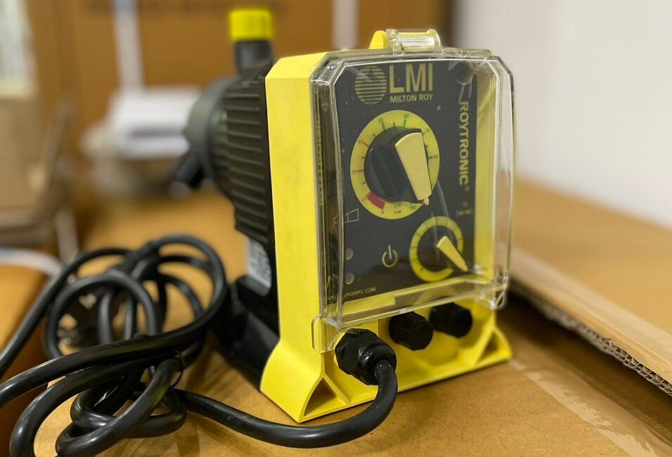 Bơm định lượng hóa chất Milton Roy P+883-838NI