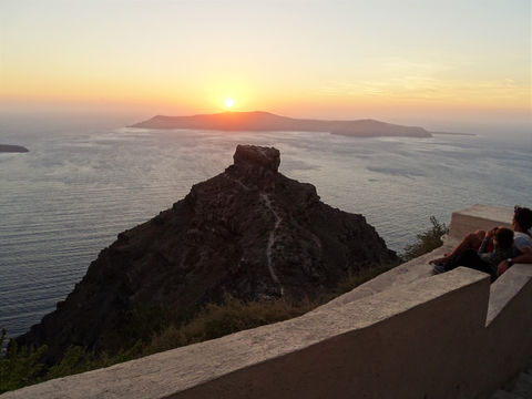 Aventuras na belíssima ilha de Santorini: Skaros, em Imerovigli!