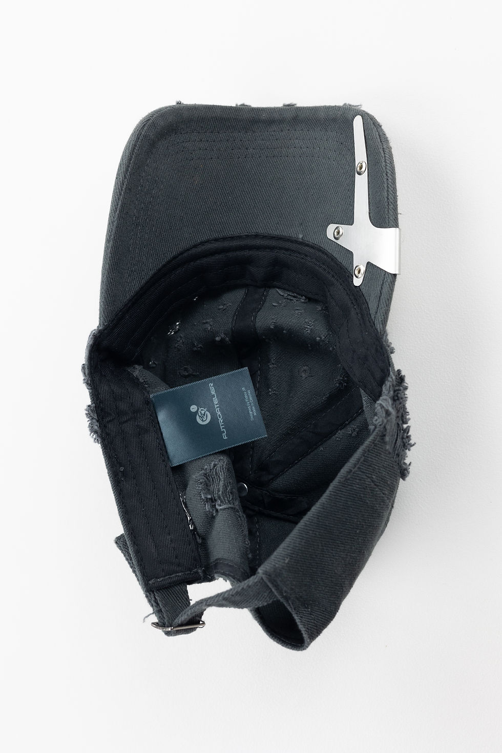 Miniatura: Potrhaná kšiltovka (distressed) s kovovou aplikací Futroatelier C2 Cap