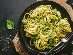 Frisch gepflückter Bärlauch im Wald – bereit für ein basenüberschüssiges Pesto voller Frühlingskraft und Achtsamkeit
