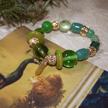 Green rhinestone beaded bracelet 