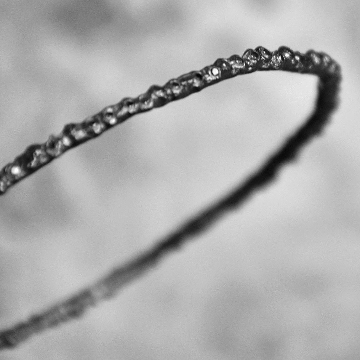 BLACK DIAMONDS WREATH BANGLE